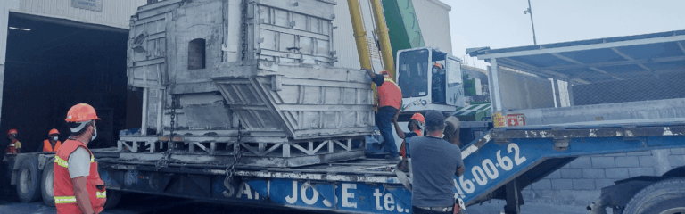 Aunque pueda parecer una tarea de fuerza bruta, la descarga y el acomodo de maquinaria son procesos altamente técnicos.